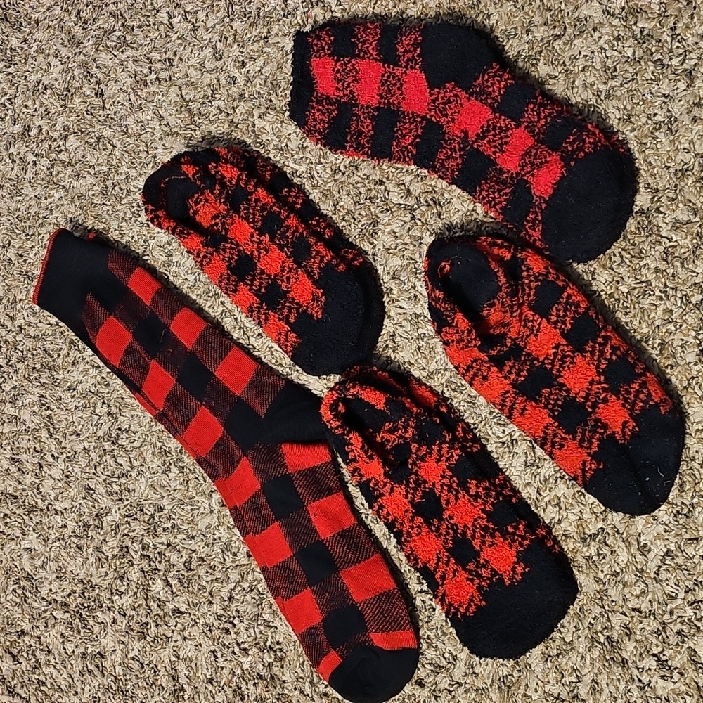 Buffalo Plaid Womens Lot Of Socks!! 5 Total!! Red Amd Black - Picture 3 of 3